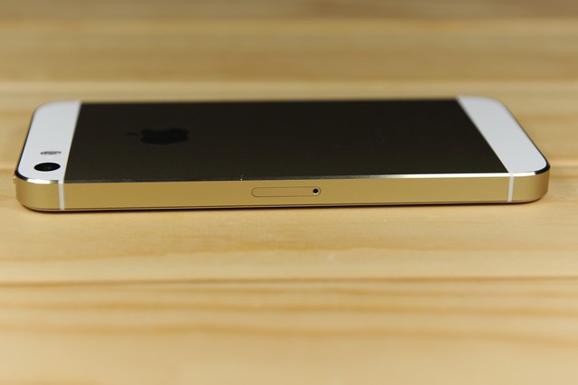 %E4%B9%90%E6%B3%B0%E8%83%B6%E6%B0%B4iPhone5s%E7%B2%98%E6%8E%A5.jpg